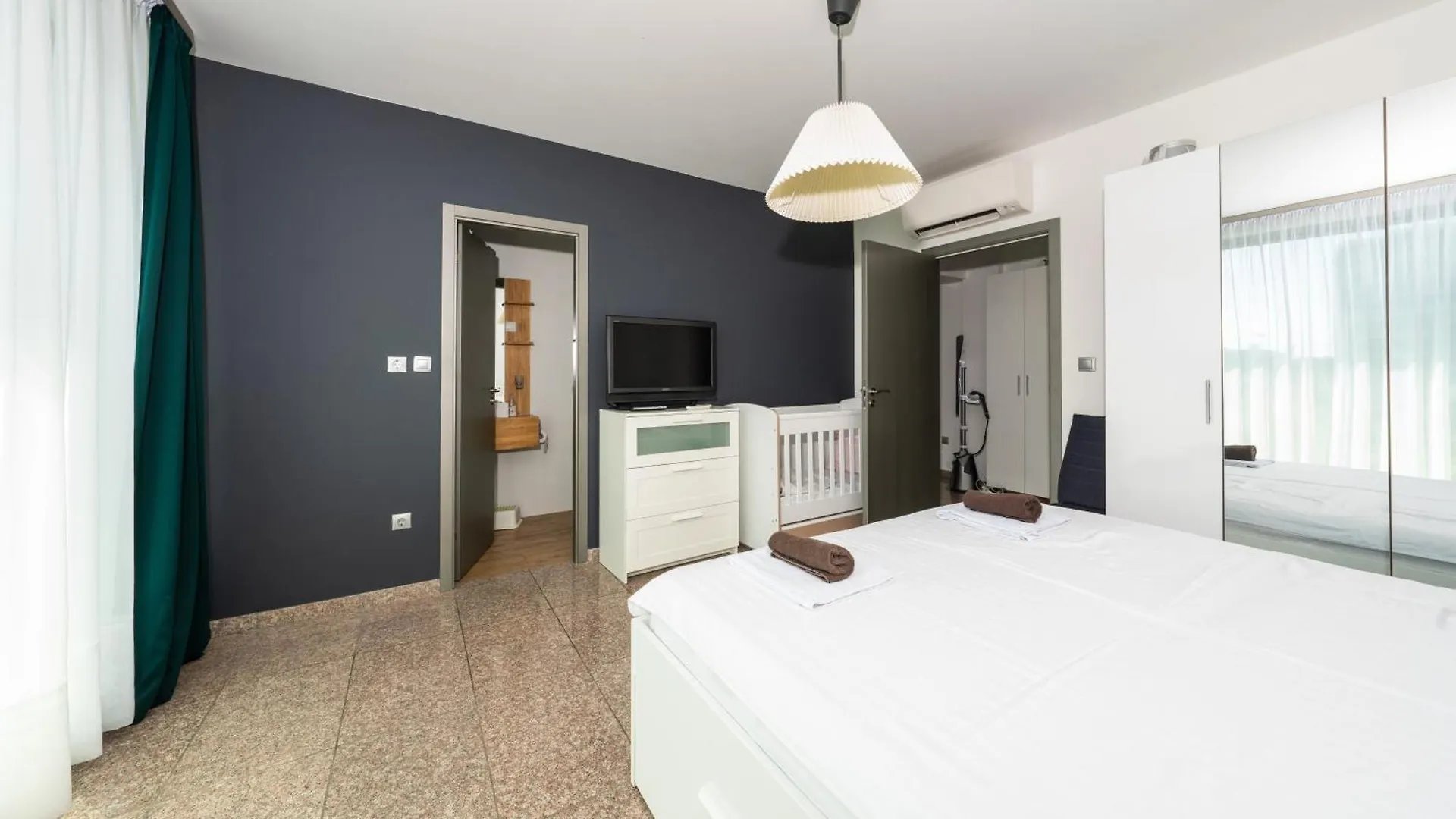 Vertigo Huge Apartment 2 Bedrooms Balcony Parking София